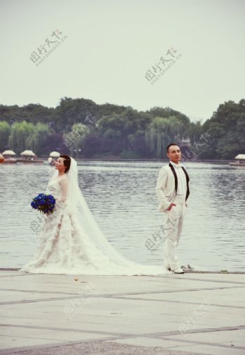 西湖边的婚纱照图片