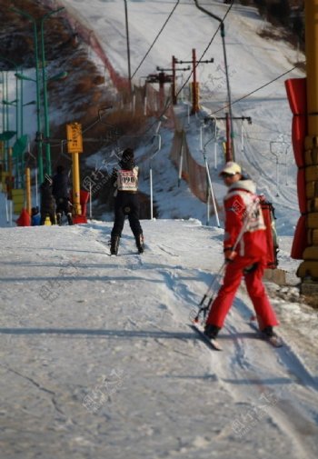 滑雪场美女教练图片