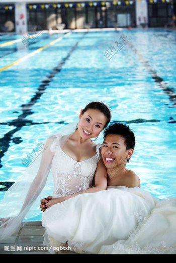 个性时尚婚纱情系泳池图片