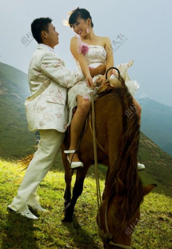 马背上的婚礼图片