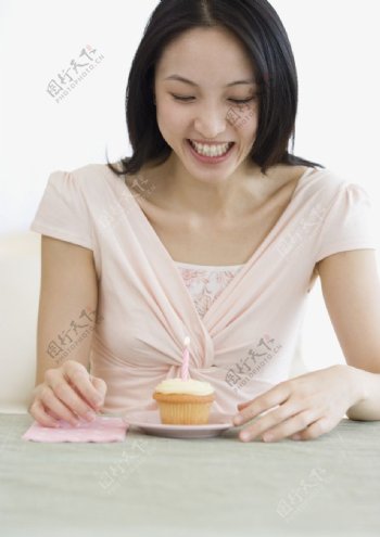 吃蛋糕的美女图片