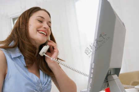 玩电脑接电话漂亮贵妇图片
