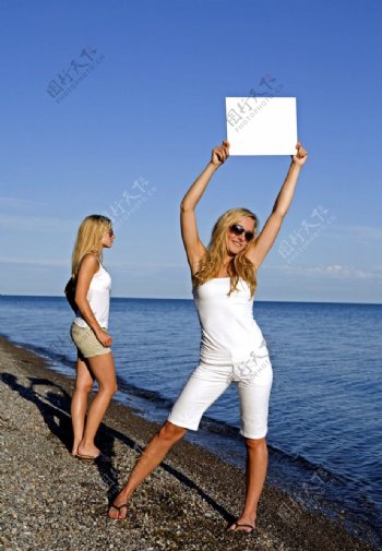 女人与白色牌高清图片女人白色牌广告牌空白广告牌高清图片
