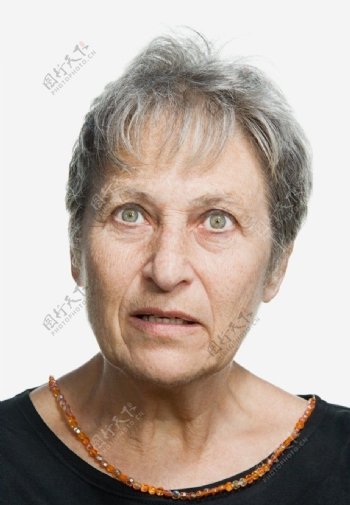 瞪大眼睛的老妇人图片