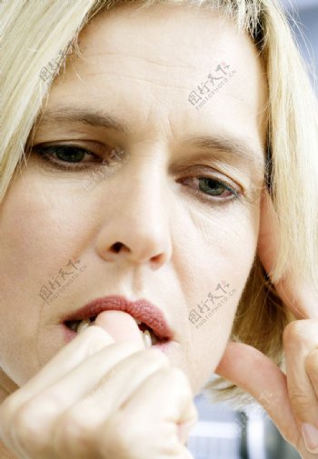 妇女咬手指表情图片