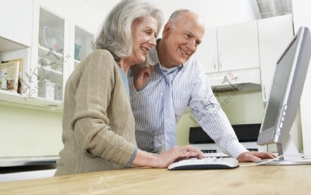 一起看电脑的老年夫妻图片