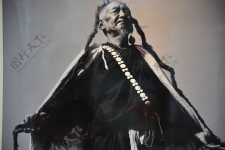 西藏老人图片