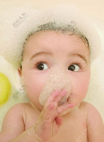 洗澡的可爱婴儿宝宝图片