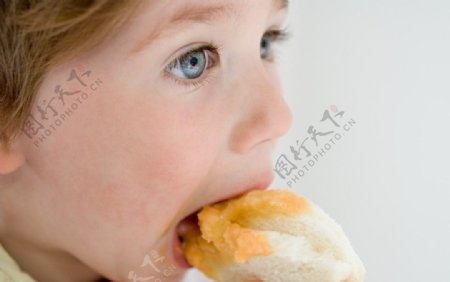 吃甜点的孩子图片