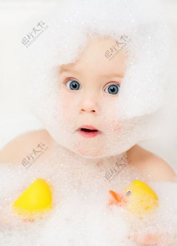 洗澡的宝宝婴儿图片