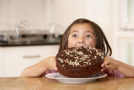 大口吃蛋糕的孩子图片