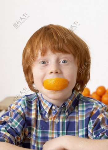 吃橘子的孩子图片