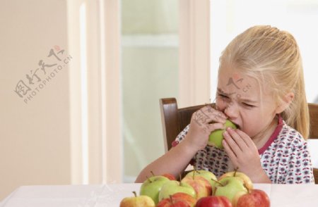 暴食苹果的孩子图片