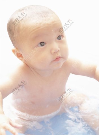 洗澡的婴儿宝宝图片