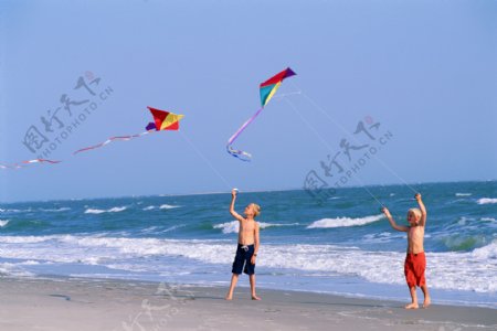 海边放风筝的小男孩图片