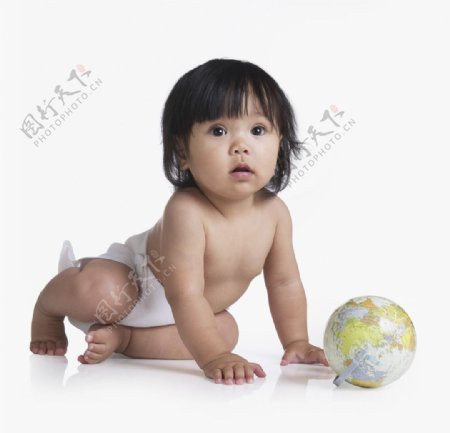 玩地球仪的小女婴图片
