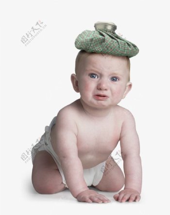 头上顶着包裹哭泣的宝宝婴儿图片