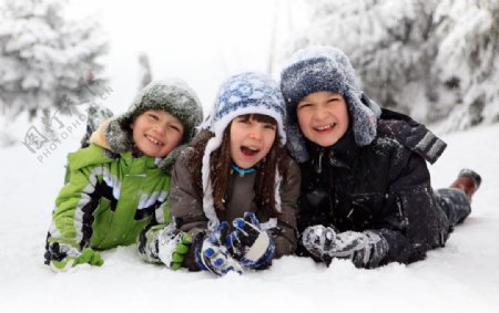 趴在雪地里的快乐儿童图片