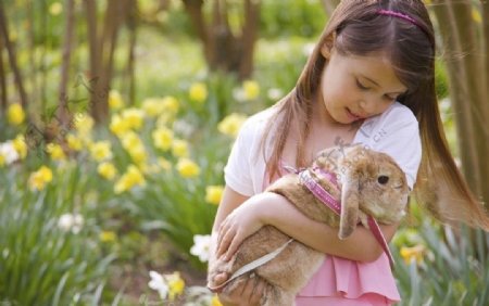 小女孩和兔子图片