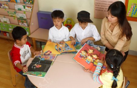 幼儿园儿童看书学习图片