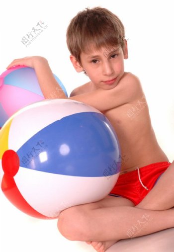 玩充气球的男孩图片