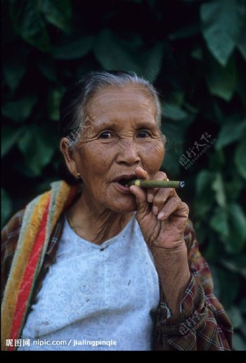 缅甸老妇图片