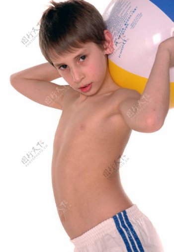 玩充气球的男孩图片