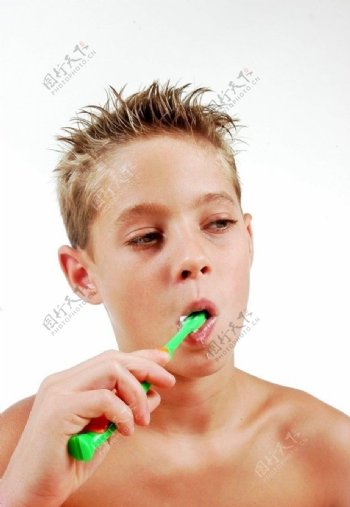 正在刷牙的男孩图片