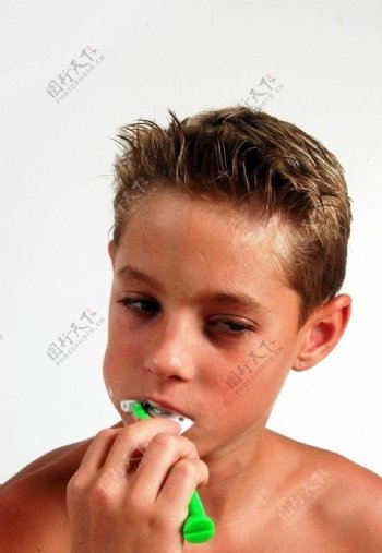 男孩刷牙图片
