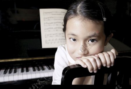 害羞的小女孩学习钢琴图片