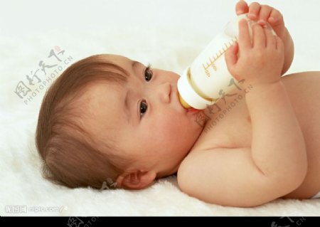 婴儿在喝奶瓶图片
