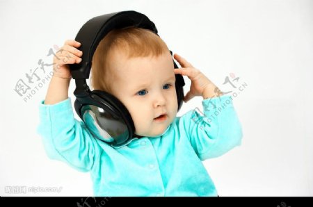 听音乐的儿童图片