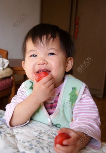 宝宝爱草莓图片