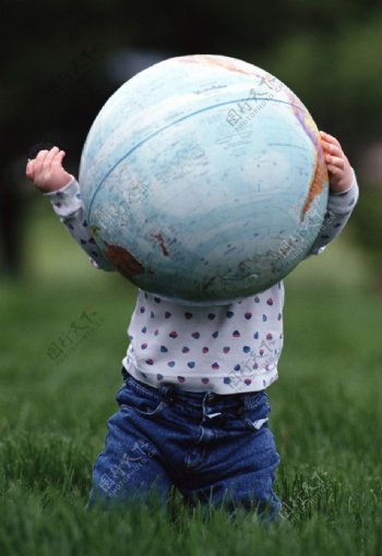 可爱宝宝与超大地球仪图片