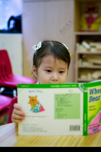 小女孩读书图片