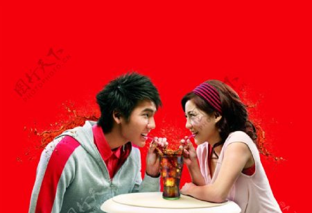 怦然心冻两人喝可乐红图片