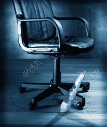 椅子坐椅锯子图片