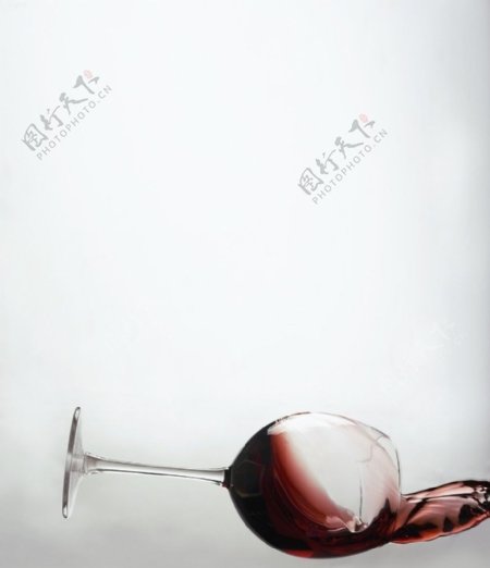 倒下的酒杯流出的红酒图片