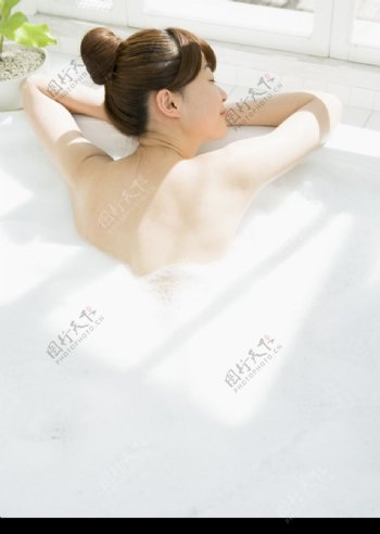 女性轻松淋浴0110