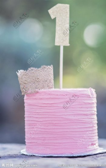 粉色多层生日蛋糕