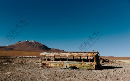 摄一辆废弃的公交车