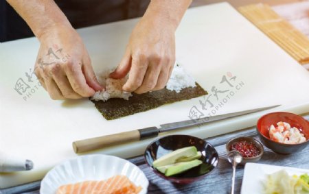 手按压米饭制作寿司