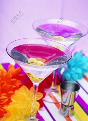 桌上颜色各异的两杯饮料