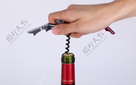 干红葡萄酒开瓶示例