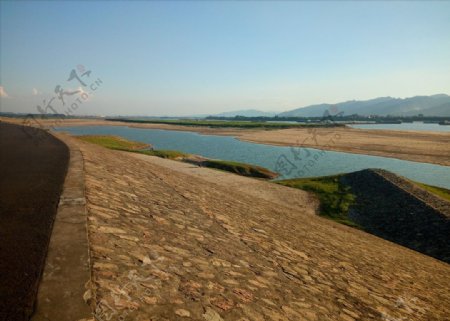 北江河堤