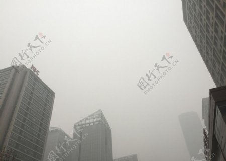 雾霾城市天空