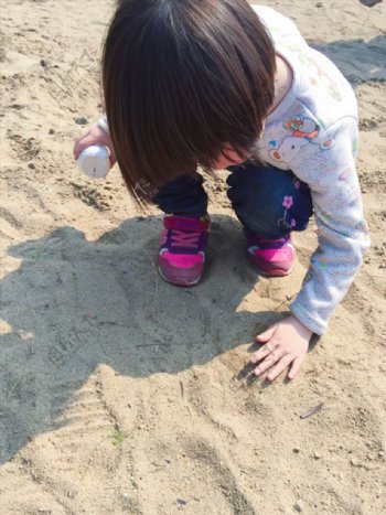 玩沙子的小女孩