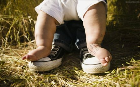 婴儿与帆布鞋
