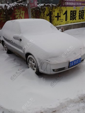 白雪覆盖的车