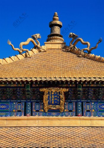 古代建筑的金色屋顶和精致牌匾